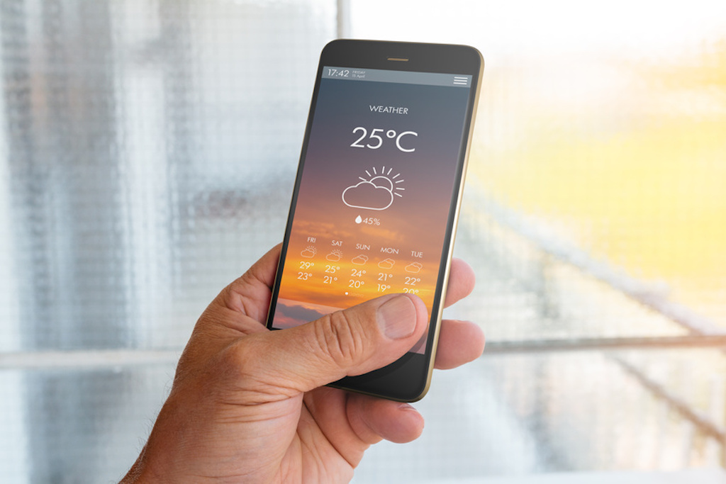 Smart phone with weather forecast predpoved počasi